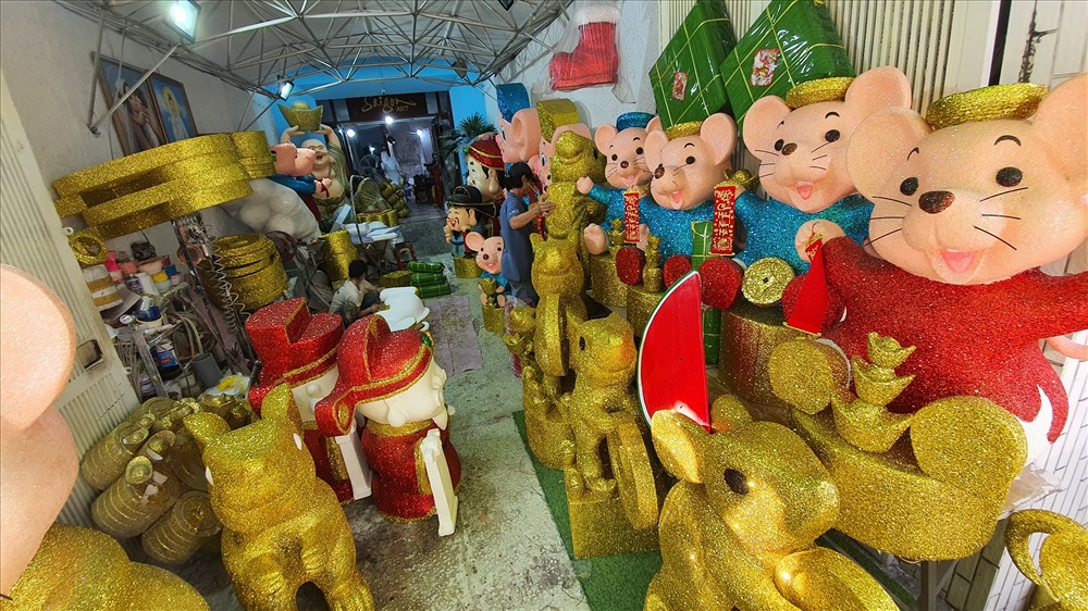Cụ thể tại một cơ sở sản xuất mô hình mút xốp trên đường Trần Phú (quận 5, TPHCM) rất nhiều mô hình chuột bằng xốp đủ loại hình thù, kiểu dáng, kích cỡ và màu sắc khác nhau đang được cơ sở này nhanh chóng hoàn thiện để giao cho khách hàng