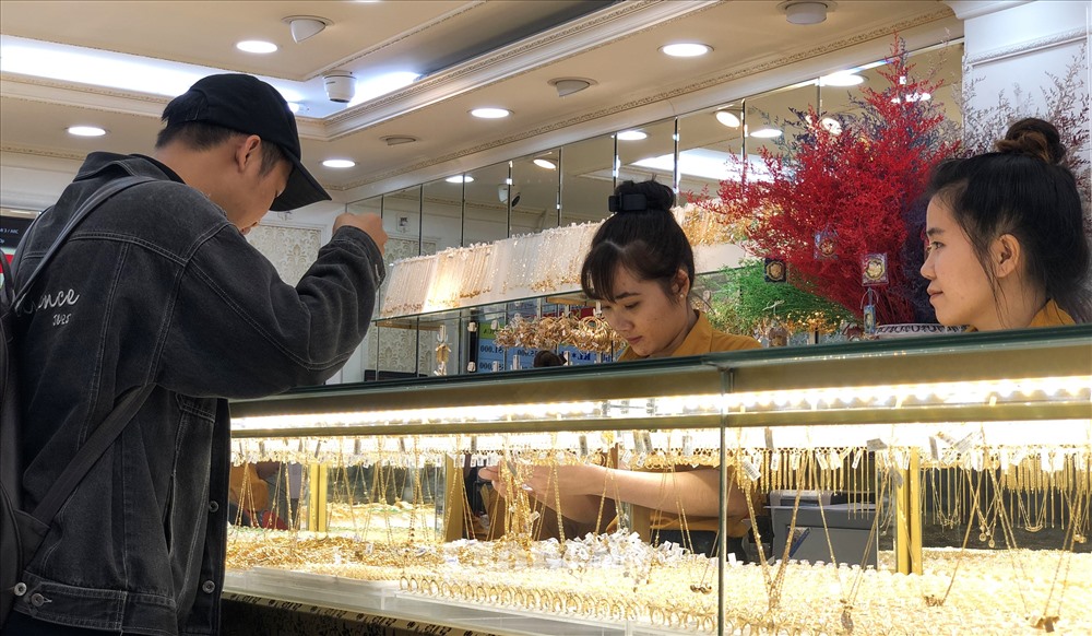 Giá vàng tiếp tục điều chỉnh tăng mạnh, phá vỡ mọi kỷ lục trước đó.
