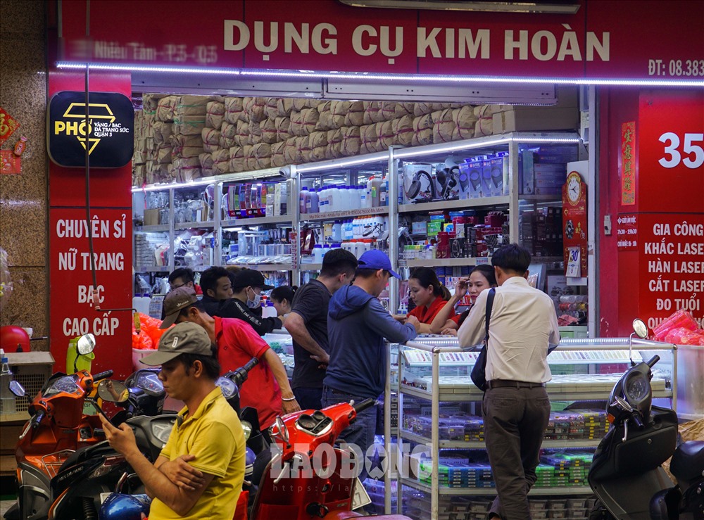 Trái ngược với hình ảnh thưa thớt tại các tiệm vàng, những cửa hàng kinh doanh bac, đá quý vô cùng tấp nập khách mua.