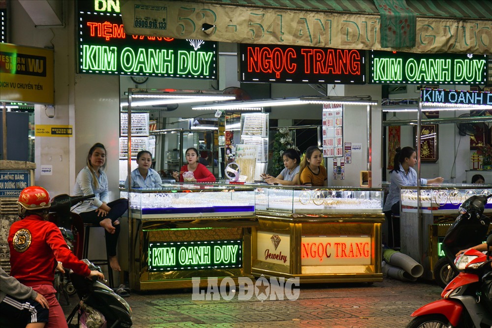 Lượng khách tập trung chính vào các cửa hàng vàng lớn, còn đối với các cửa hàng vàng tư nhân nhỏ lẻ gần như không hề có khách đến giao dịch. Ảnh: Phan Anh