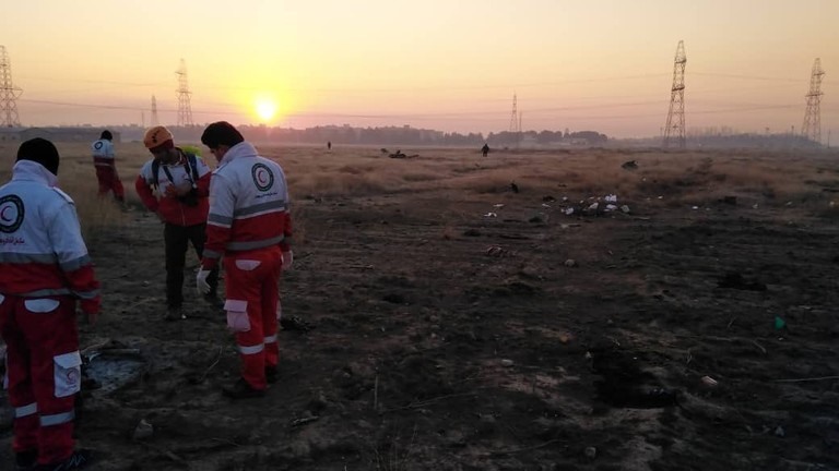 Nhân viên tổ chức Trăng lưỡi liềm Đỏ Iran tại hiện trường vụ tai nạn. Ảnh: Iran Red Crescent Society