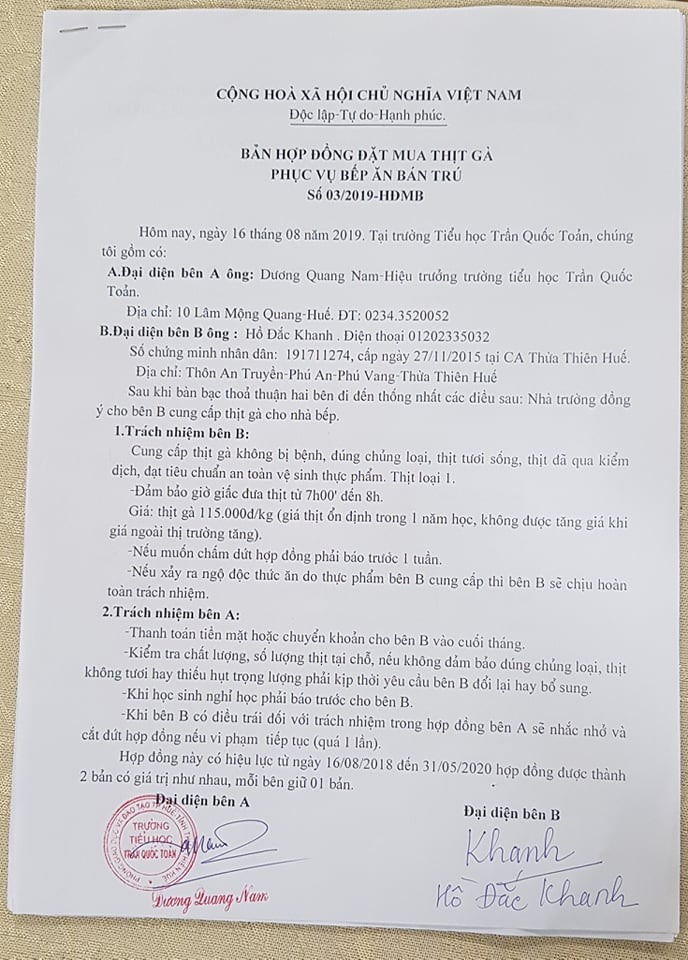 Hợp đồng giữa nhà trường và bên cung ứng thực phẩm. Ảnh: PĐ.