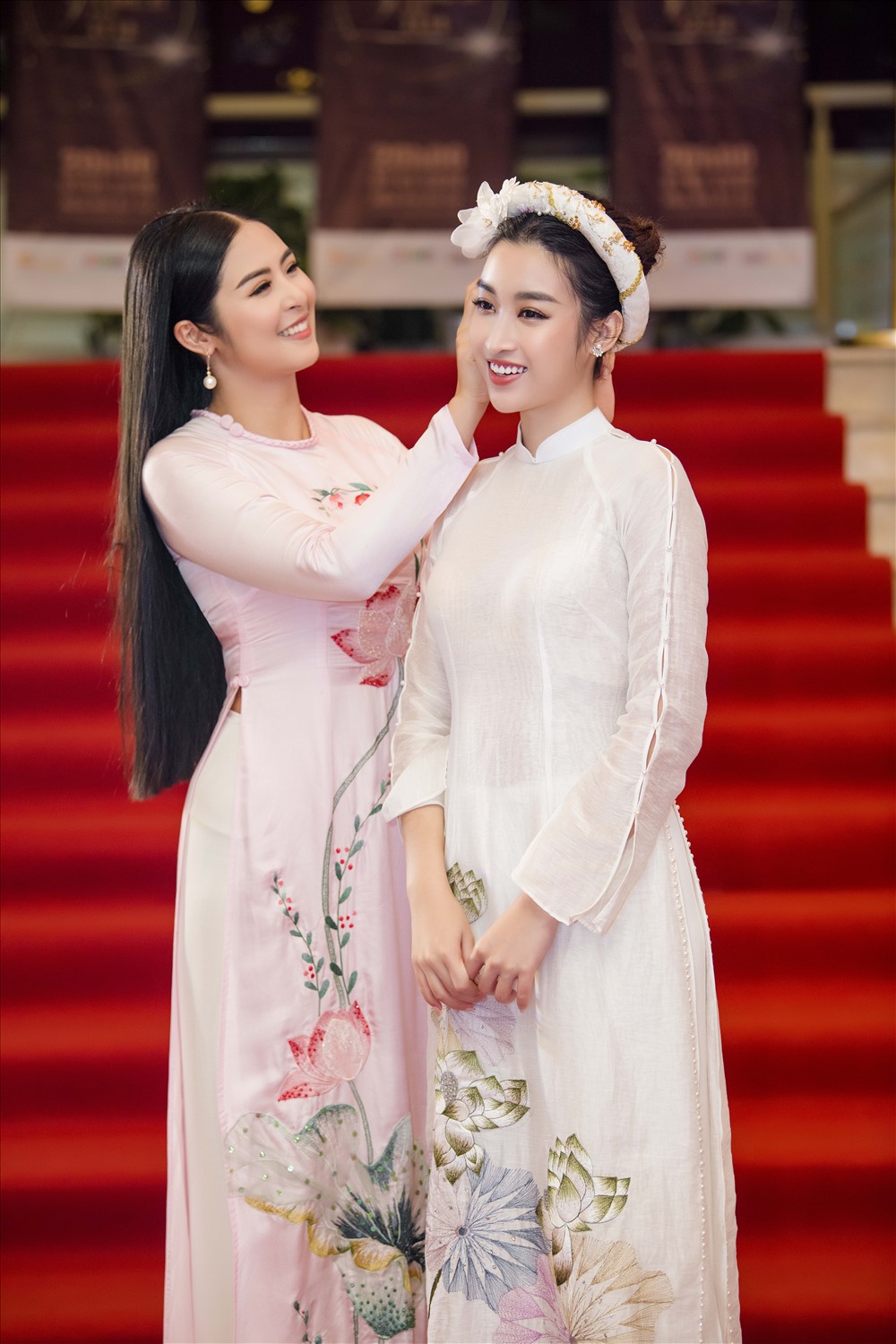 Mặc dù cách nhau 3 nhiệm kì nhưng tình cảm giữa người đẹp lại vô cùng khăng khít. Cả hai còn xem nhau như bạn bè thân thiết khi một thời đi đâu cũng có nhau và luôn trở thành tâm điểm mỗi khi cùng xuất hiện. Ảnh: Như Hoàn.