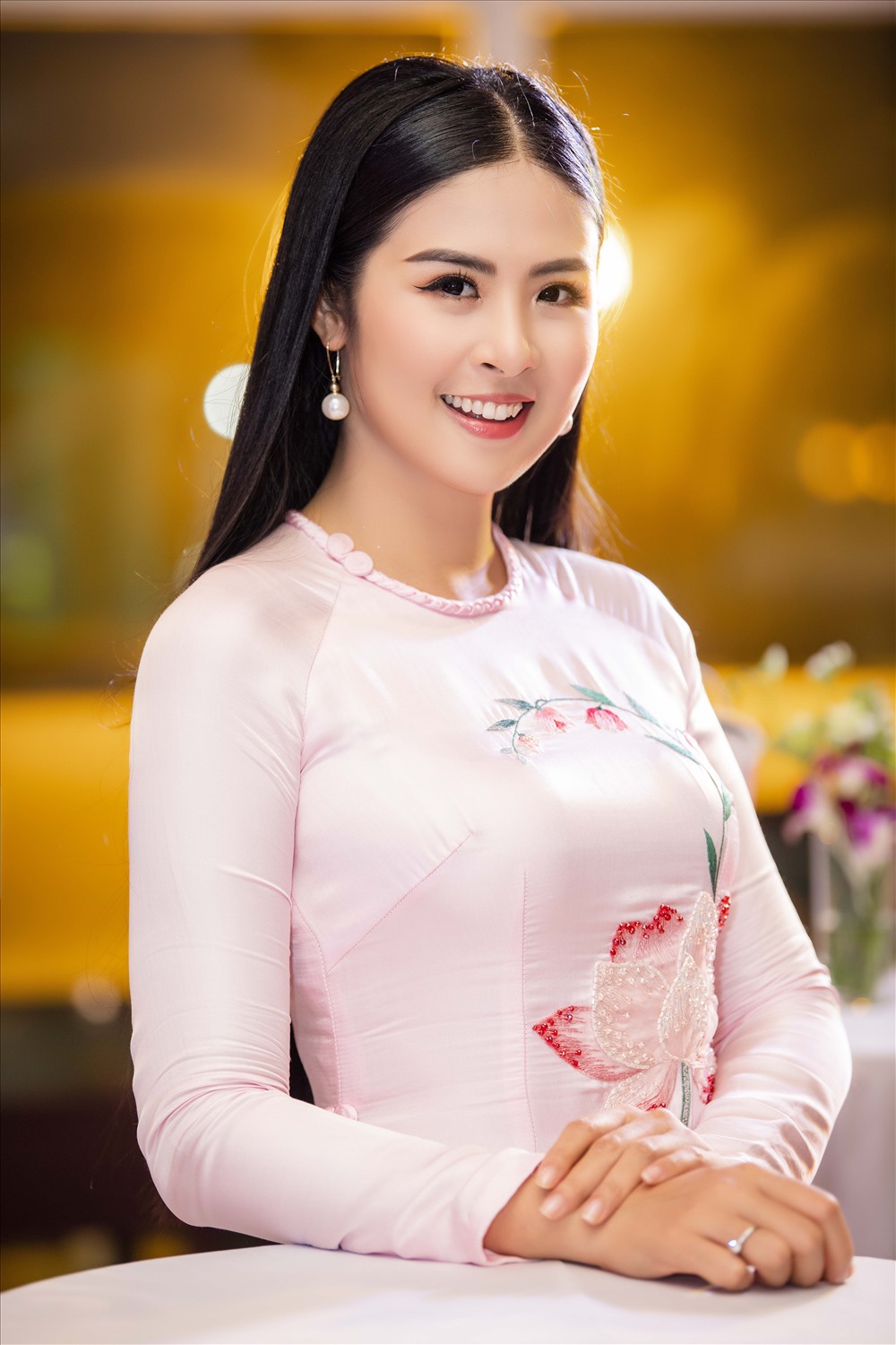 Tuy nhiên cuối năm 2019 sau khi những hình ảnh trong buổi lễ dạm ngõ với bạn trai lộ ra, cô đã nhận được sự ủng hộ cũng như vô vàn lời chúc phúc từ phía khán giả. Ảnh: Như Hoàn.
