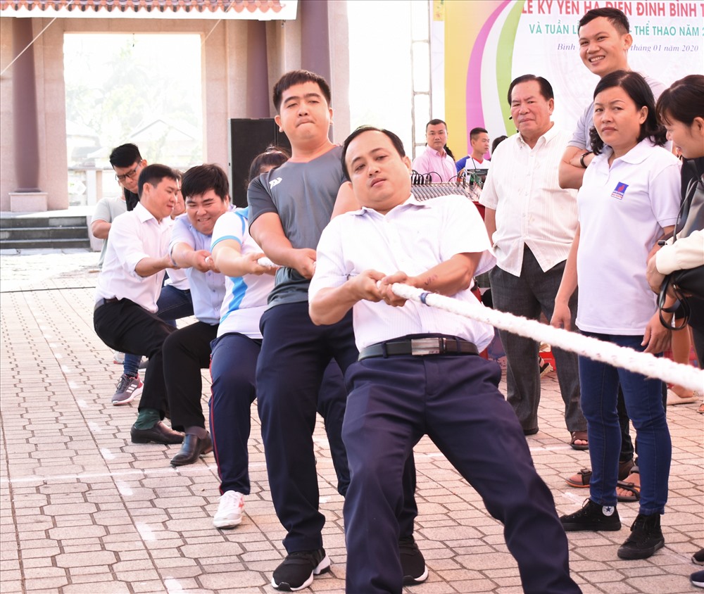 các VĐV thể hiện tinh thần đồng đội, giao lưu thể thao. Ảnh: Thành Nhân.