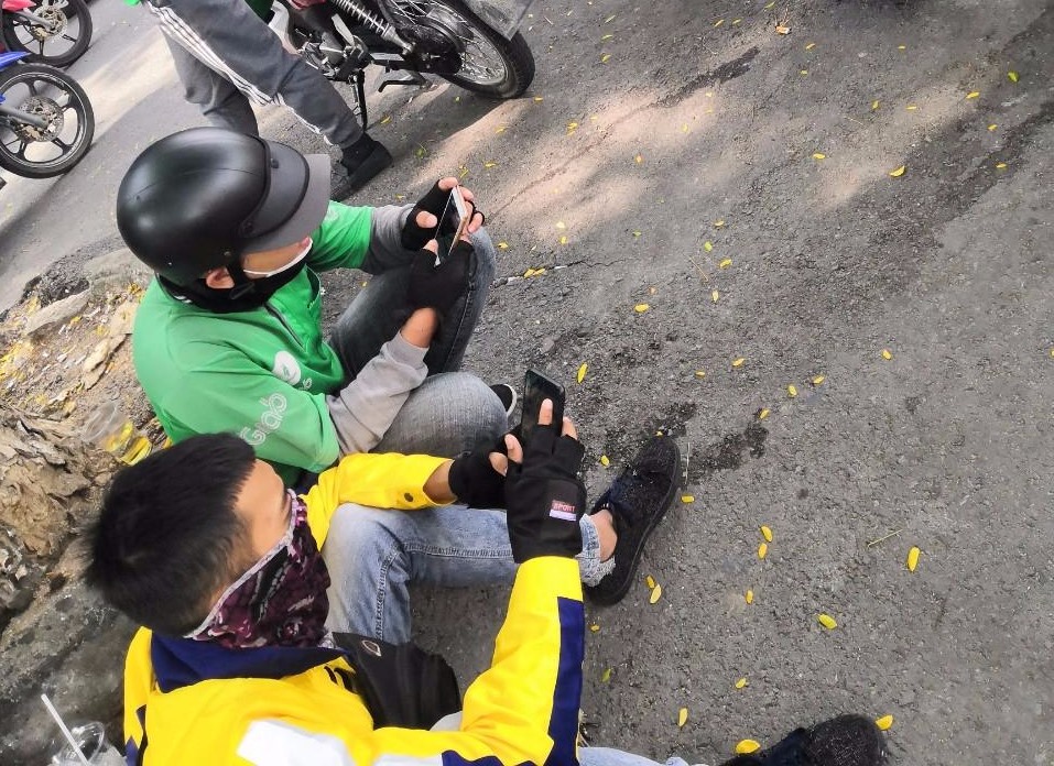 Sinh viên làm tài xế xe ôm công nghệ. Ảnh TG