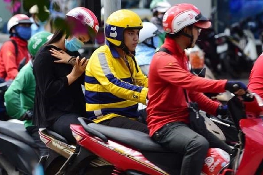 Sinh viên nói gì khi “siết” giờ làm thêm làm xe ôm công nghệ?