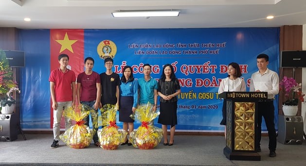 Dịp này, LĐLĐ TP. Huế đã trao 3 suất quà cho đoàn viên có hoàn cảnh khó khăn của Công đoàn cơ sở mới. Ảnh: PĐ.