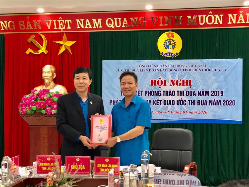 Đồng chí Lê Thanh Hà, Chủ tịch LĐLĐ tỉnh Điện Biên - Cụm trưởng Cụm thi đua LĐLĐ 7 tỉnh biên giới phía Bắc bàn giao vai trò Cụm trưởng năm 2020 cho LĐLĐ tỉnh Lạng Sơn. Ảnh: V.L