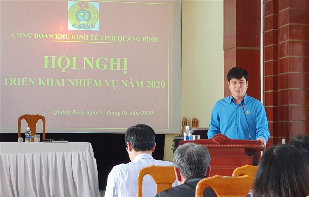 Chủ tịch CĐ Khu Kinh tế Quảng Bình Lương Phú Cường báo cáo tại hội nghị. Ảnh: Lê Phi Long