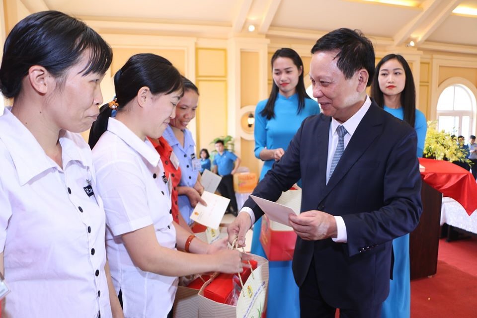 Đồng chí Bùi Văn Tỉnh- Ủy viên Trung ương Đảng, Bí thư Tỉnh ủy tỉnh Hòa Bình- trao quà tới công nhân lao động.