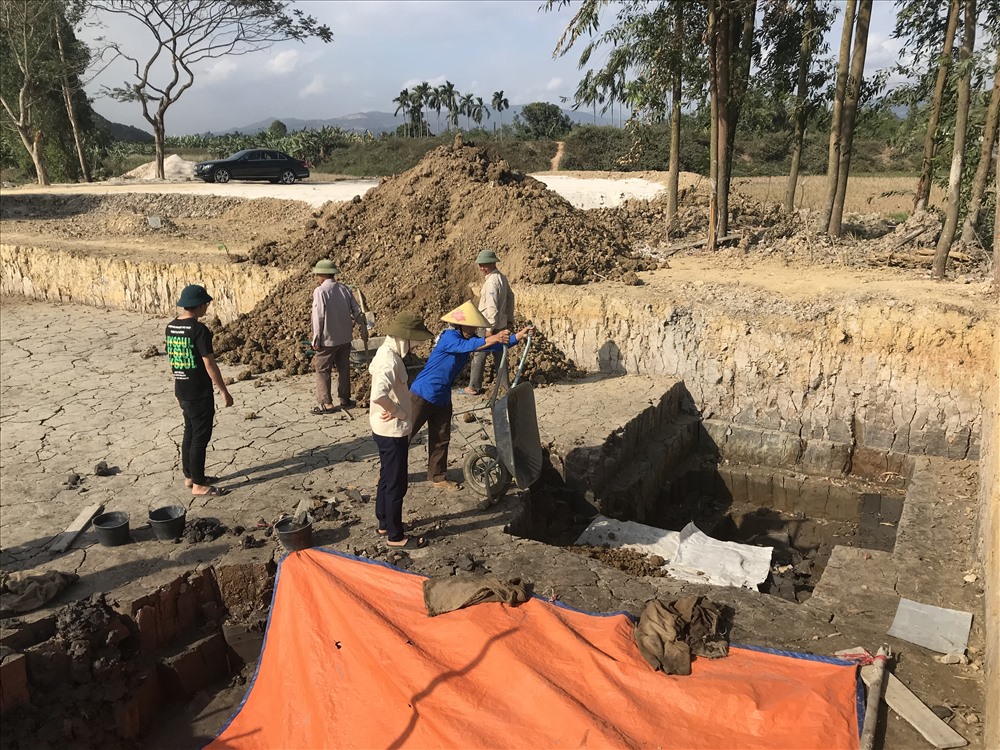 Các lực lượng tiến hành san lấp các hố cọc để phục vụ bảo quản cọc, tránh tác động môi trường. Ảnh ĐL