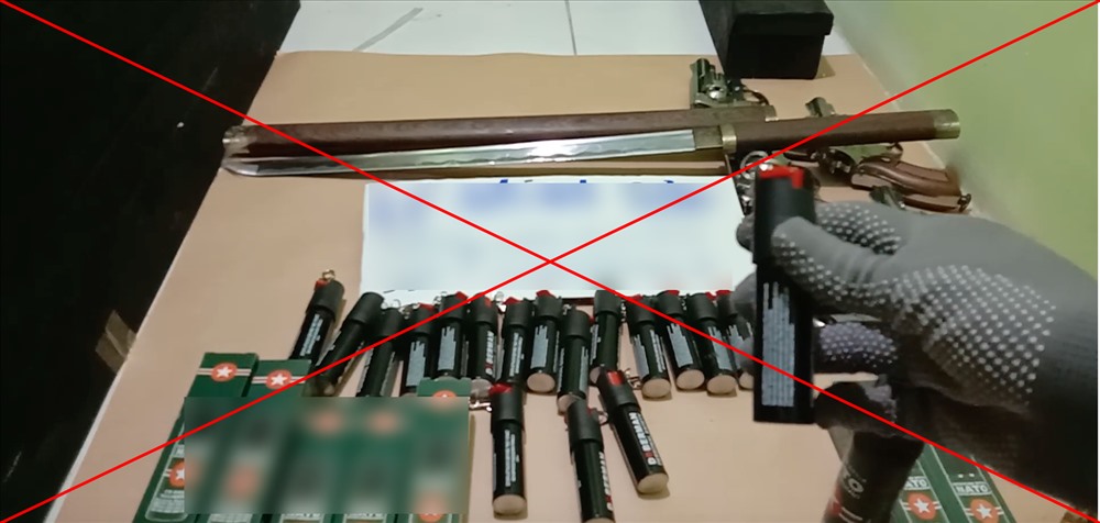 Hình ảnh một buổi livestream bán bình xịt hơi cay cùng la liệt vũ khí.