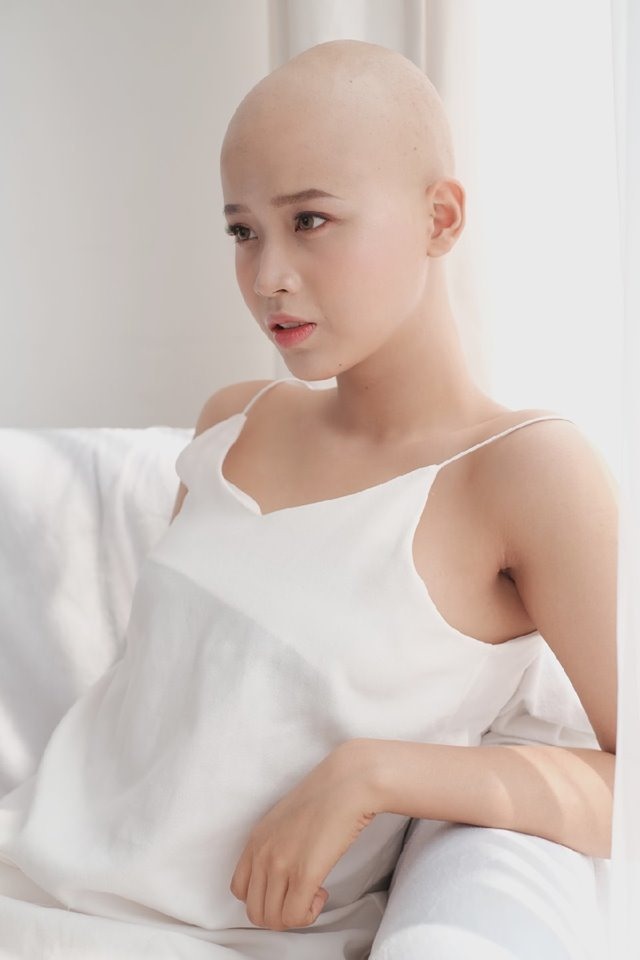 Thuỷ Tiến quyết định cạo tóc “tuyên chiến” với ung thư.