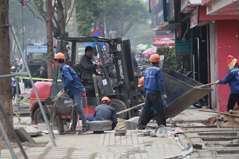 Phần vỉa hè của đường Thái Hà cũng biến thành “đại công trường“. Ảnh: P.Đông