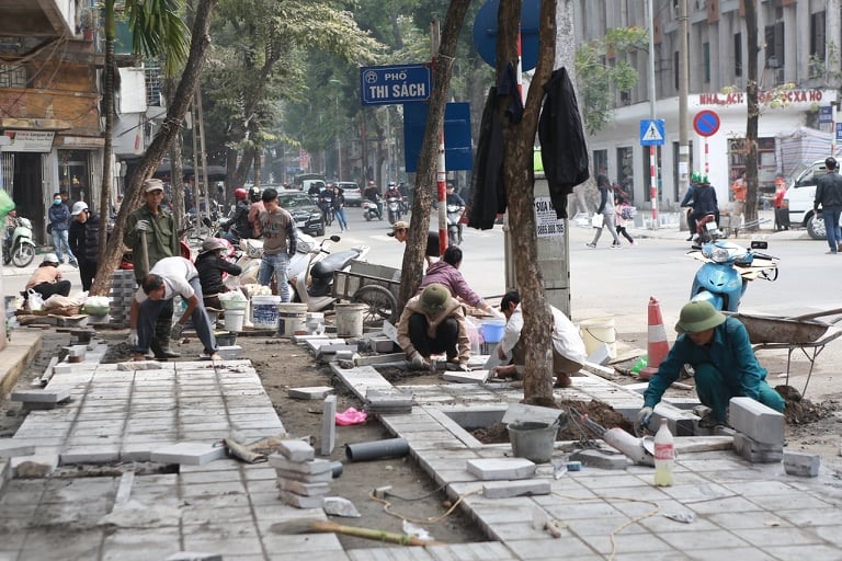 Vỉa hè trên phố Thi Sách được