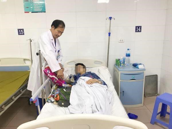 Bác sĩ Hùng thăm khám cho bệnh nhân ngày 8.1.