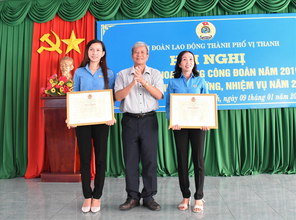Trao bằng khen, giấy khen và cờ thi đua cho các đơn vị có thành tích xuất sắc trong hoạt động Công đoàn. Ảnh: Thành Nhân.