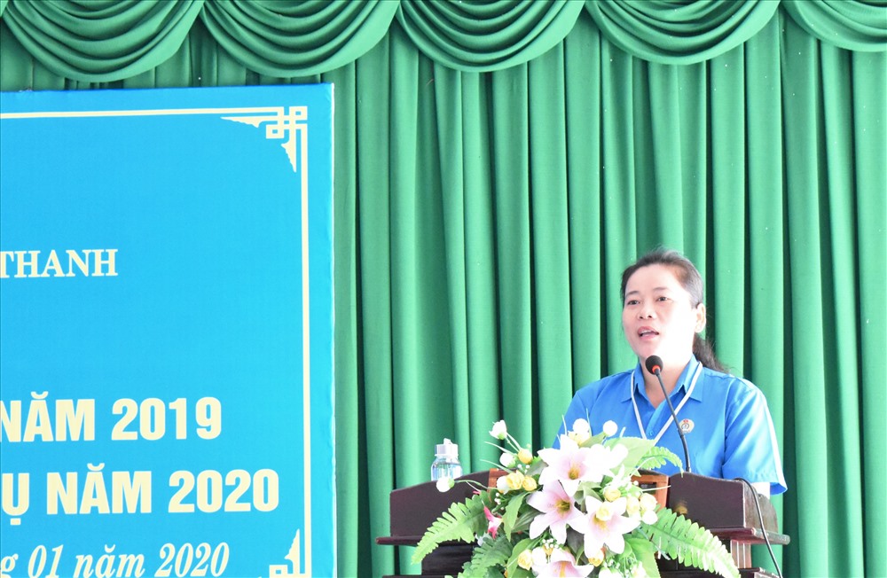 Bà Lê Thị Thanh Lam - Chủ tịch LĐLĐ tỉnh Hậu Giang- phát biểu chỉ đạo tại hội nghị. Ảnh: Thành Nhân.