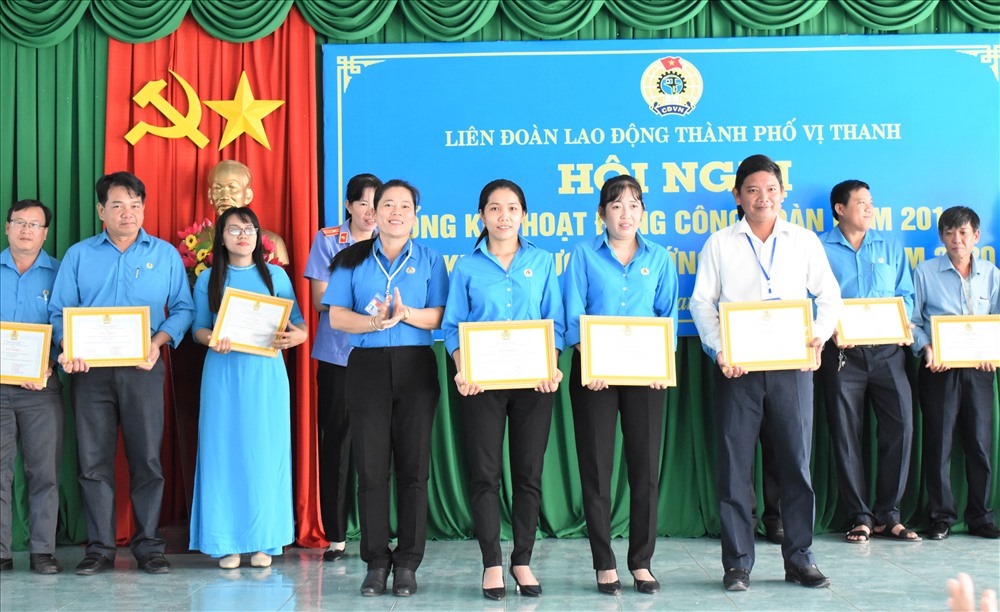 Trao bằng khen, giấy khen và cờ thi đua cho các đơn vị có thành tích xuất sắc trong hoạt động Công đoàn. Ảnh: Thành Nhân.