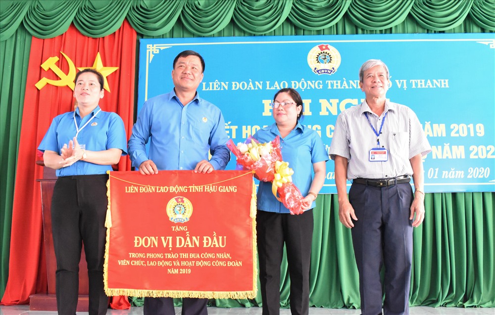Trao bằng khen, giấy khen và cờ thi đua cho các đơn vị có thành tích xuất sắc trong hoạt động Công đoàn. Ảnh: Thành Nhân.