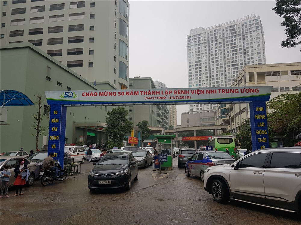 Phía cổng sau Bệnh viện Nhi trung ương cũng là “điểm đen” của tình trạng này. Ảnh: Anh Huy