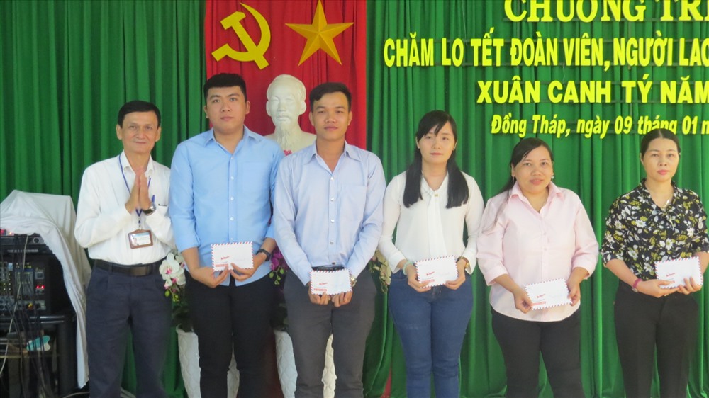 Trao quà cho đoàn viên, CNVCLĐ có hoàn cảnh khó khăn của ngành y tế tỉnh Đồng Tháp. Ảnh: L.H