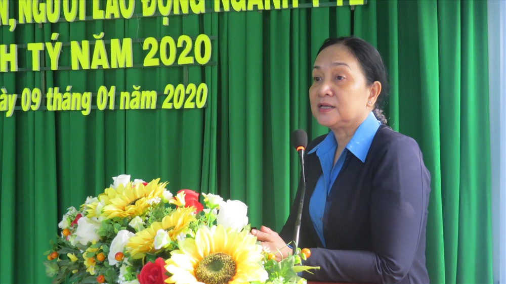 Bà Nguyễn Thị Thu Ba - Phó Chủ tịch LĐLĐ tỉnh Đồng Tháp - phát biểu tại buổi trao quà cho công nhân lao động ngành y tế. Ảnh: L.H