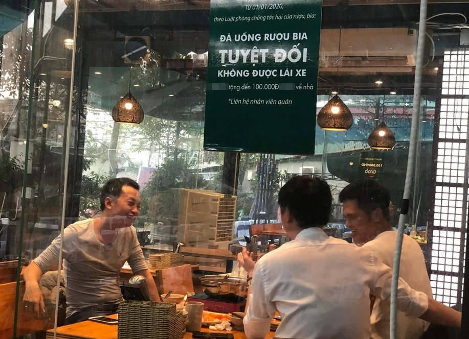 Nhà hàng này tặng đến 100.000 đồng cho khách về nhà.