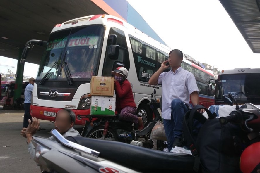 Xe dù đậu tại cây xăng Tam Bình trên QL1A (quận Thủ Đức, TPHCM) để đón khách. Ảnh: Minh Quân
