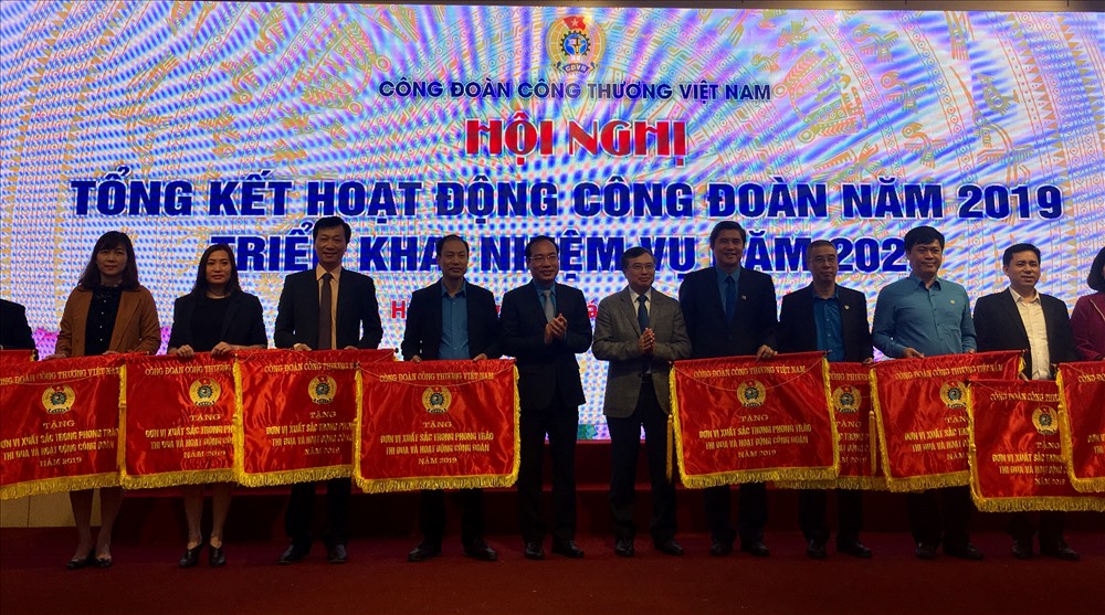 Công đoàn Công thương Việt Nam tặng Cờ thi đua cho 72 tập thể. Thứ trưởng Bộ Công thương Hoàng Quốc Vượng và Chủ tịch Công đoàn Công thương Việt Nam Trần Quang Huy trao Cờ thi đua của Công đoàn ngành. Ảnh: T.E.A