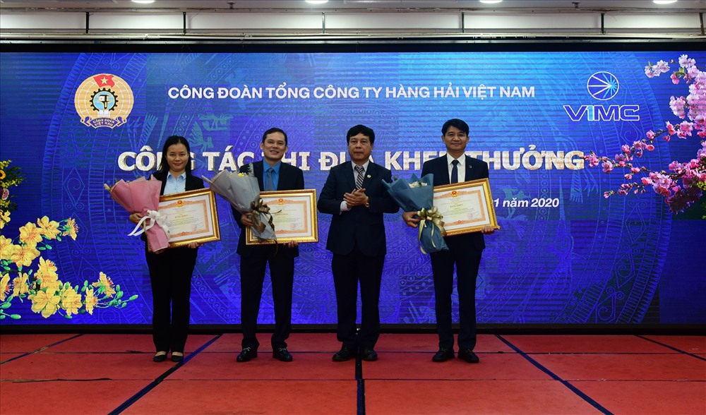 Đồng chí Vũ Anh Đức - Uỷ viên Đoàn Chủ tịch, Trưởng ban Tổ chức Tổng Liên đoàn trao Bằng khen của Thủ tướng cho các tập thể và cá nhân. Ảnh: CĐHH