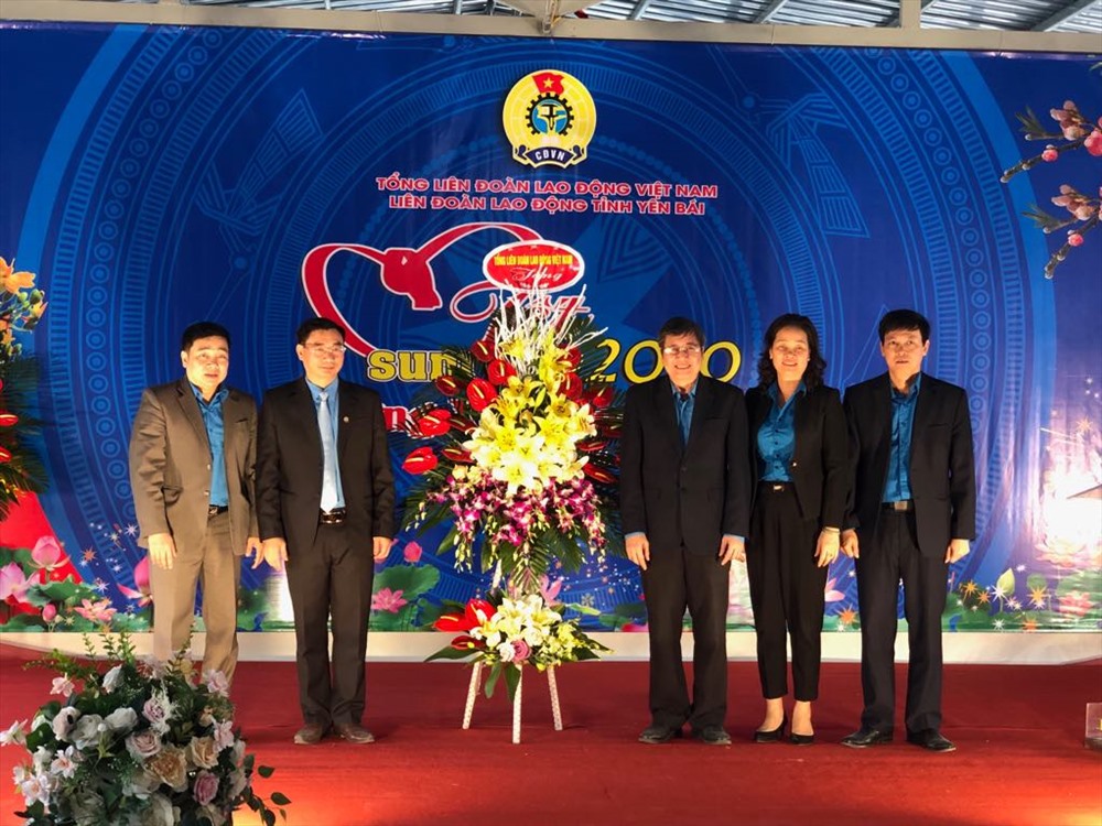 Đồng chí Trần Thanh Hải, Phó Chủ tịch Thường trực Tổng LĐLĐVN tặng hoa, chúc mừng LĐLĐ tỉnh Yên Bái tại Chương trình. Ảnh: V.L