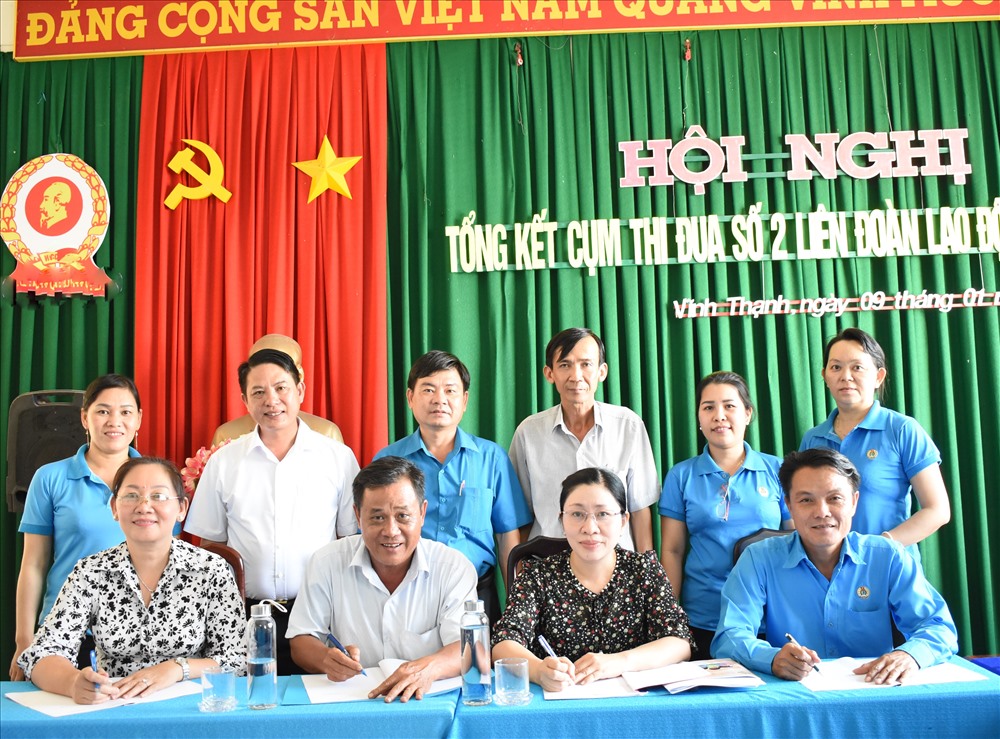 Đại diện lãnh đạo LĐLĐ 4 huyện ký kết giao ước thi đua năm 2020. Ảnh: Thành Nhân.