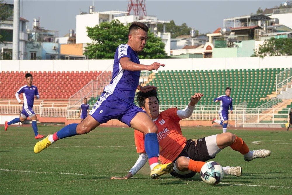 Công Phượng chứng kiến trận thua của đội nhà, sau đó vội vã di chuyển khỏi khán đài. Ảnh: D.L