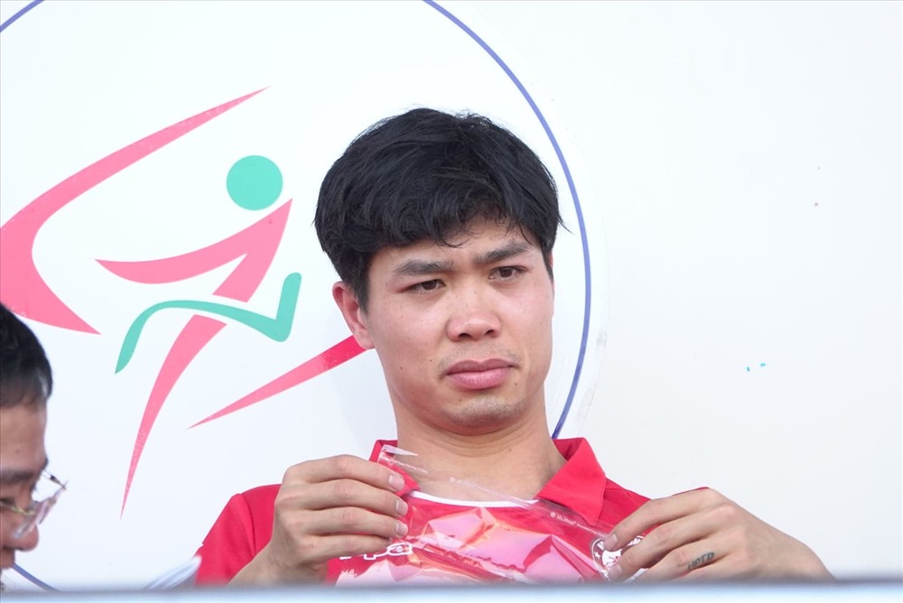 Tiền đạo của tuyển Việt Nam đăm chiêu trên khán đài. Ảnh: D.L