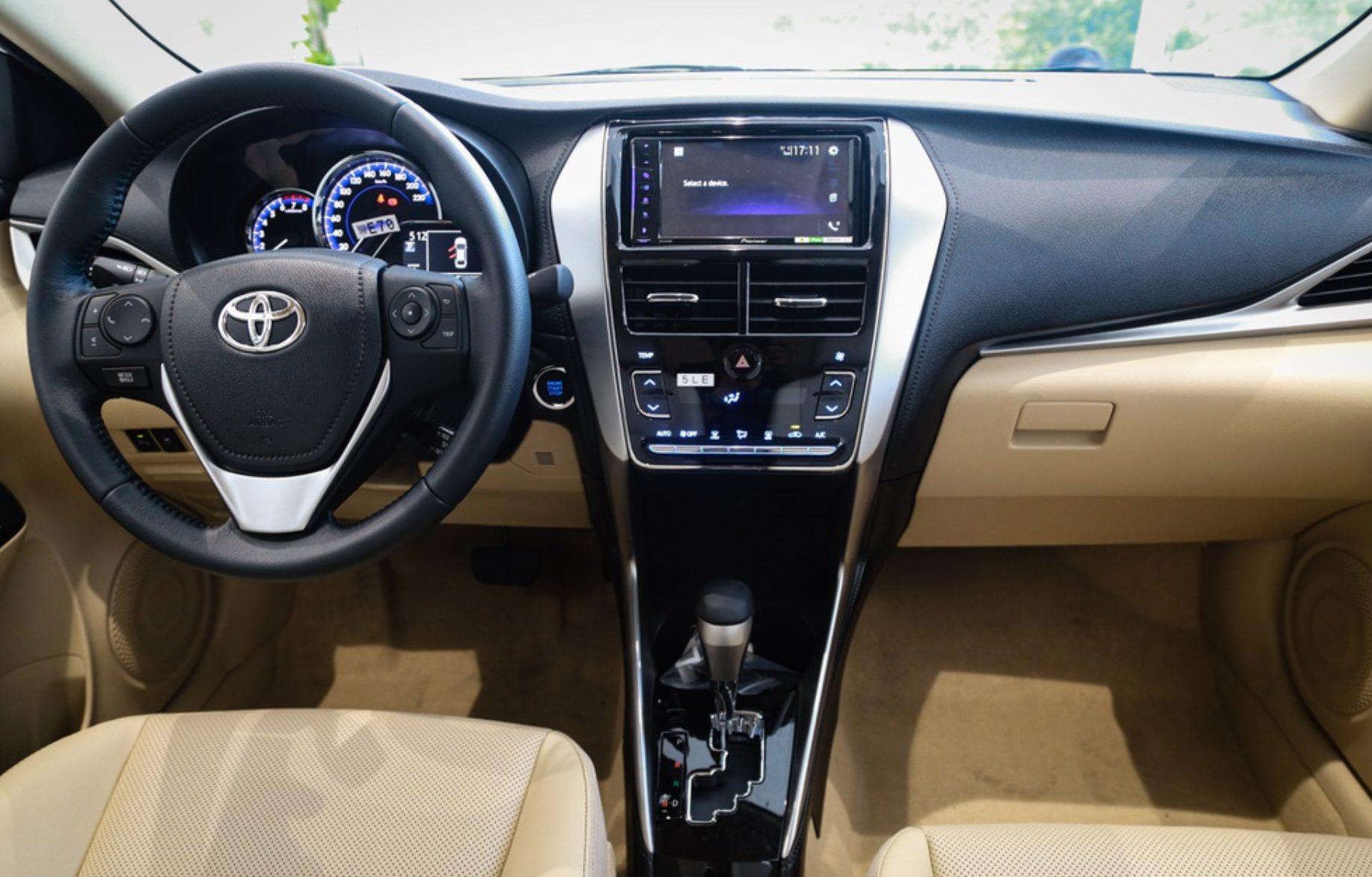 Nội thất được trang bị thêm màn hình DVD, camera lùi, kết nối Android Auto và Apple CarPlay. Ảnh Toyota.