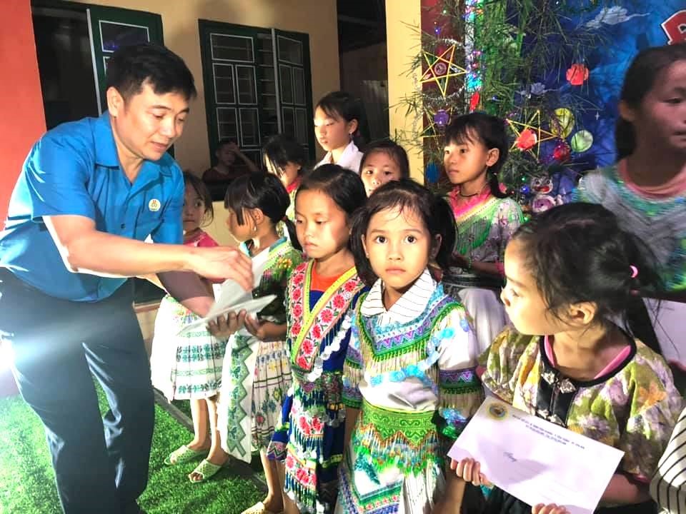 Lãnh đạo LĐLĐ tỉnh Yên Bái tặng quà cho học sinh tại “Đêm hội Trăng rằm“. Ảnh: Xuân Quỳnh