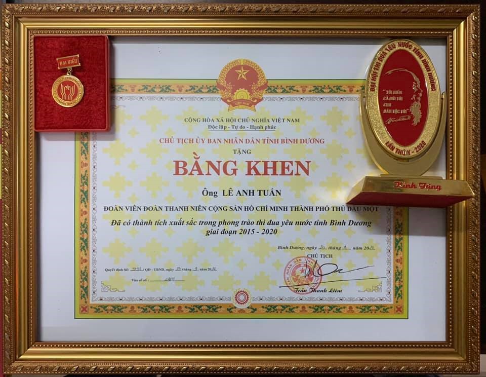 UBND tỉnh Bình Dương tặng bằng khen ghi nhận Tuấn có thành tích xuất sắc trong phong trào thi đua yêu nước. Ảnh nhân vật cung cấp.