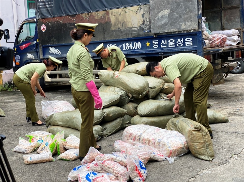 Toàn bộ trên 1 tấn thực phẩm nhập lậu là há cảo và chả cá đã bị lực lượng quản lý thị trường bắt giữ khi đang trên đường vận chuyển đi tiêu thụ. Ảnh: QLTT