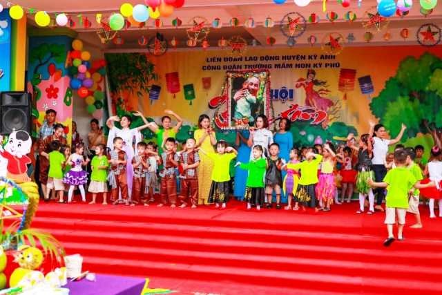 Công đoàn Trường Mầm non Kỳ Phú tổ chức Đêm hội Trăng rằm. Ảnh: CĐ.