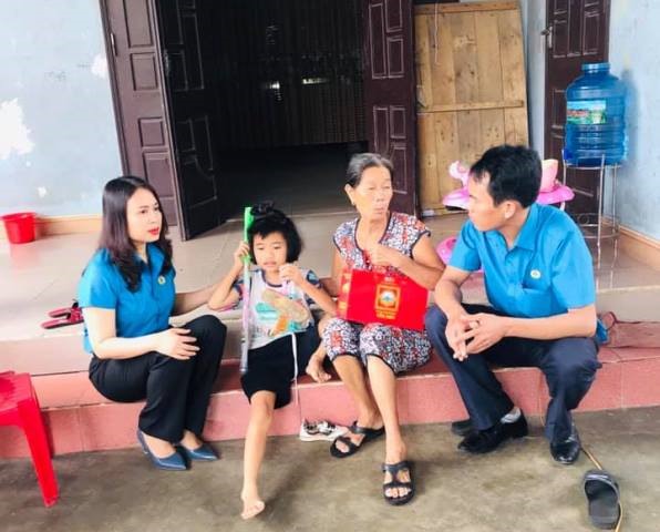 LĐLĐ thị xã Kỳ Anh đến nhà trao quà Trung thu cho các cháu con đoàn viên bị đau ốm. Ảnh: CĐ.