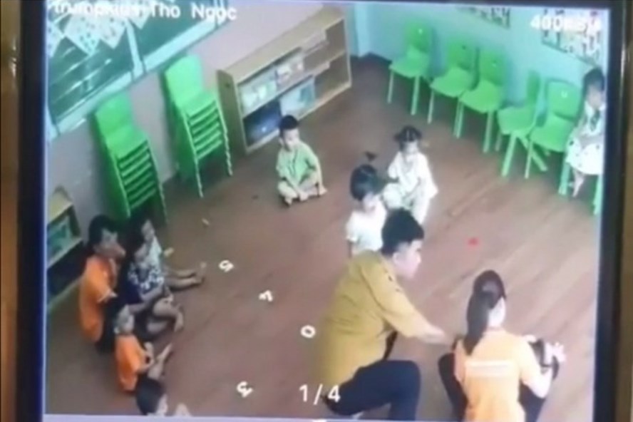 Người đàn ông tát học sinh mầm non 2 tuổi vì nghi con bị bạn cắn. Ảnh cắt từ clip