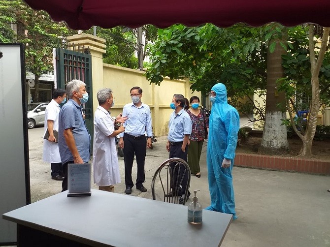 Cục trưởng Cục Y tế dự phòng kiểm tra công tác phòng chống sốt xuất huyết. Ảnh: SYT HN