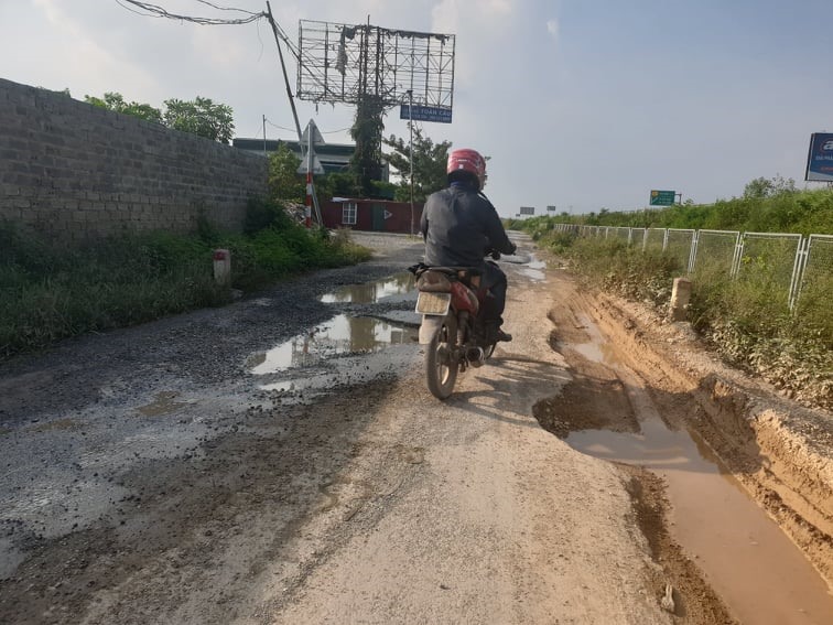 Nhiều đoạn đường gom và hầm chui xuống cấp, gây mất an toàn giao thông. Ảnh: Phạm Đông