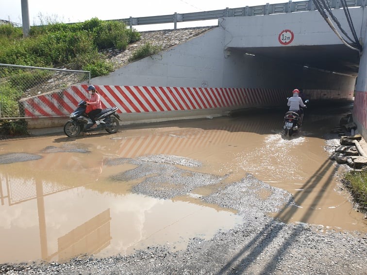 Nhiều đoạn hầm chui cao tốc Pháp Vân - Cầu Giẽ xuống cấp, thành những hố nước lớn. Ảnh: Phạm Đông