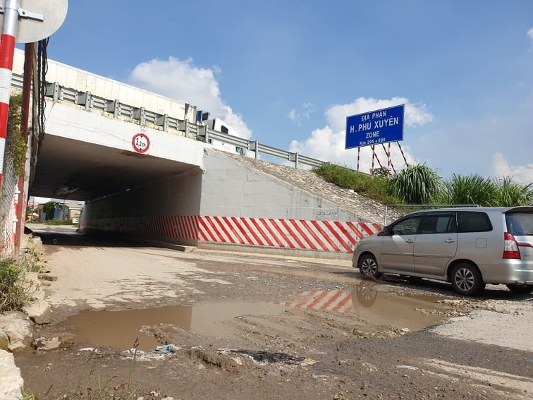 Nhiều đoạn đường gom và hầm chui xuống cấp, gây mất an toàn giao thông. Ảnh: Phạm Đông