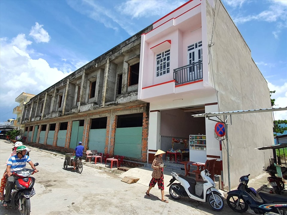 Dù chưa được giao đất, nhưng chủ dự án đã xây dựng nhà chờ bán với giá hàng tỉ đồng/căn trên đất công khiến người dân bức xúc (ảnh Nhật Hồ)