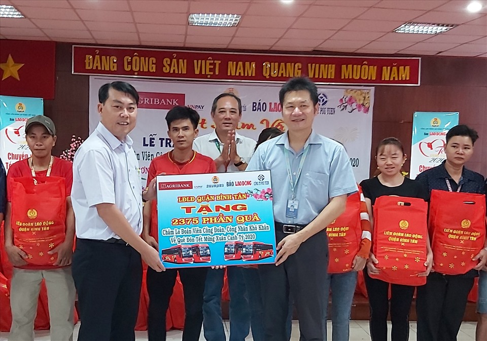 Ông Nguyễn Văn Hải, Chủ tịch LĐLĐ Quận Bình Tân, TPHCM (hàng đầu bên trái) tặng quà cho các CNLĐ Công ty TNHH PouYuen Việt Nam dịp Tết Canh Tý 2020. Ảnh Nam Dương