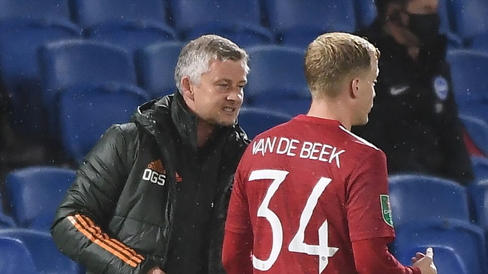 Ole Solskjaer có thể sử dụng tiền vệ người Hà Lan ở vị trí... tiền đạo cánh. Ảnh: Getty Images